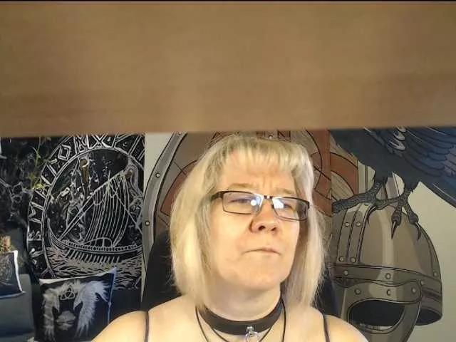 90dTitten on BongaCams 