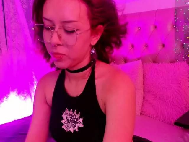 AlexaFoxy18 on BongaCams 