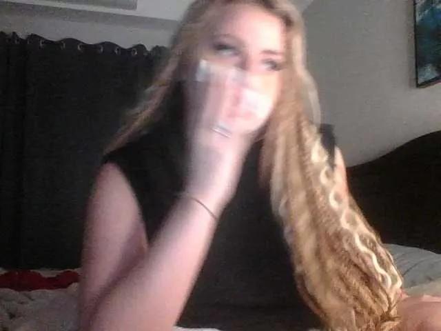 BlondeDollTia on BongaCams 