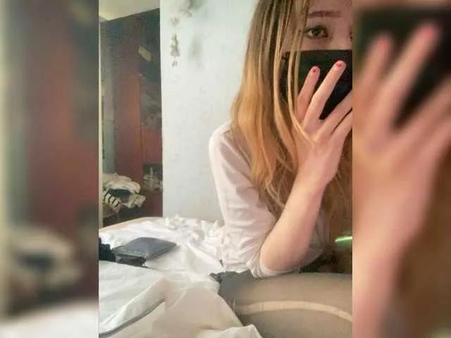 Emmalove13 on BongaCams 