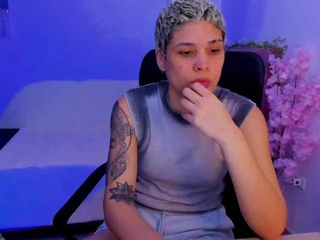 LauraR from BongaCams