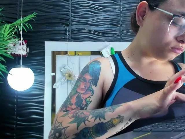 Mia-AND-Lion on BongaCams 