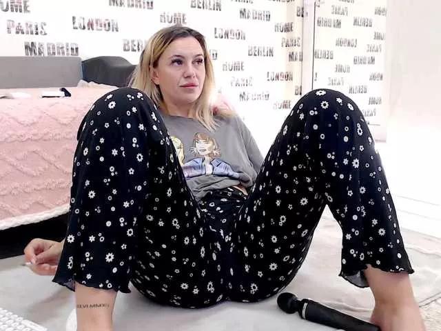 sweetdaiana23 on BongaCams 