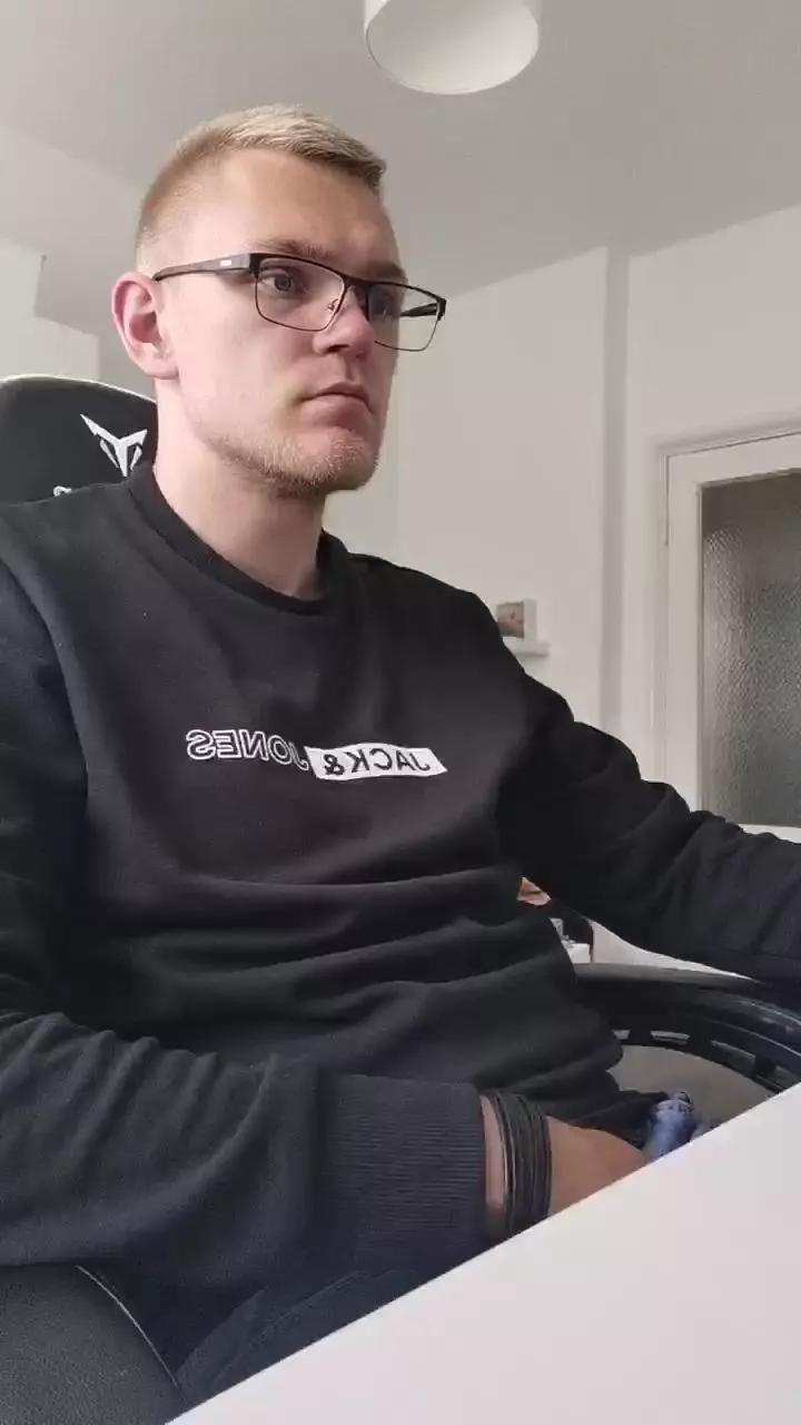 Aleex325 on Cam4 