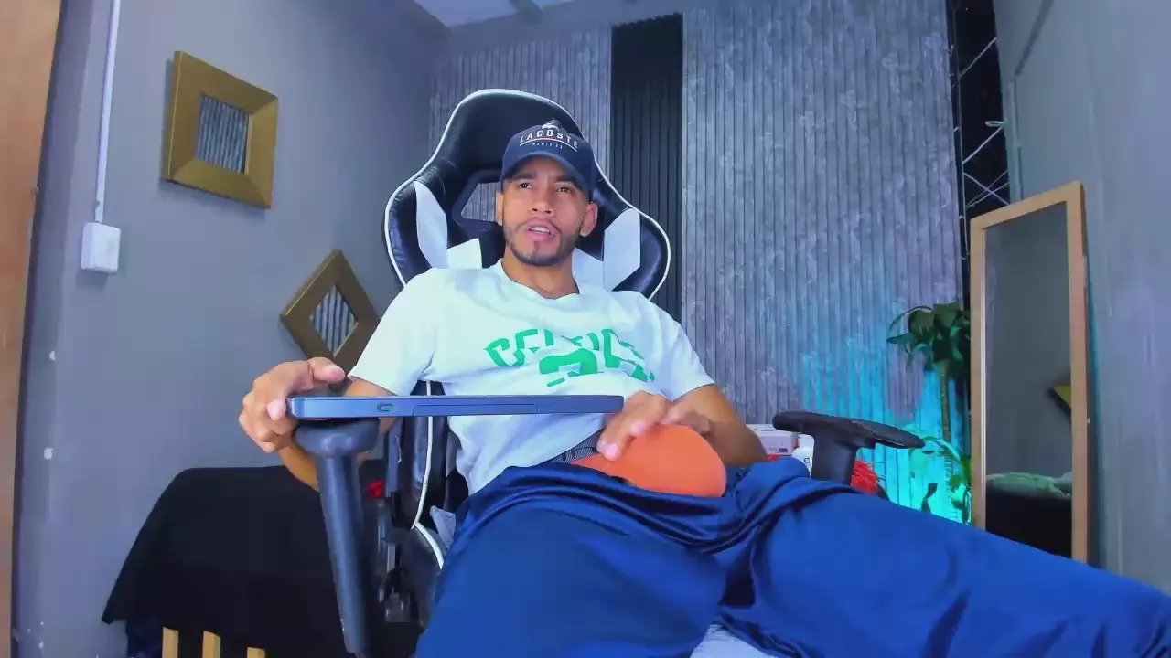 Offline alex_bigcock90 on Cam4