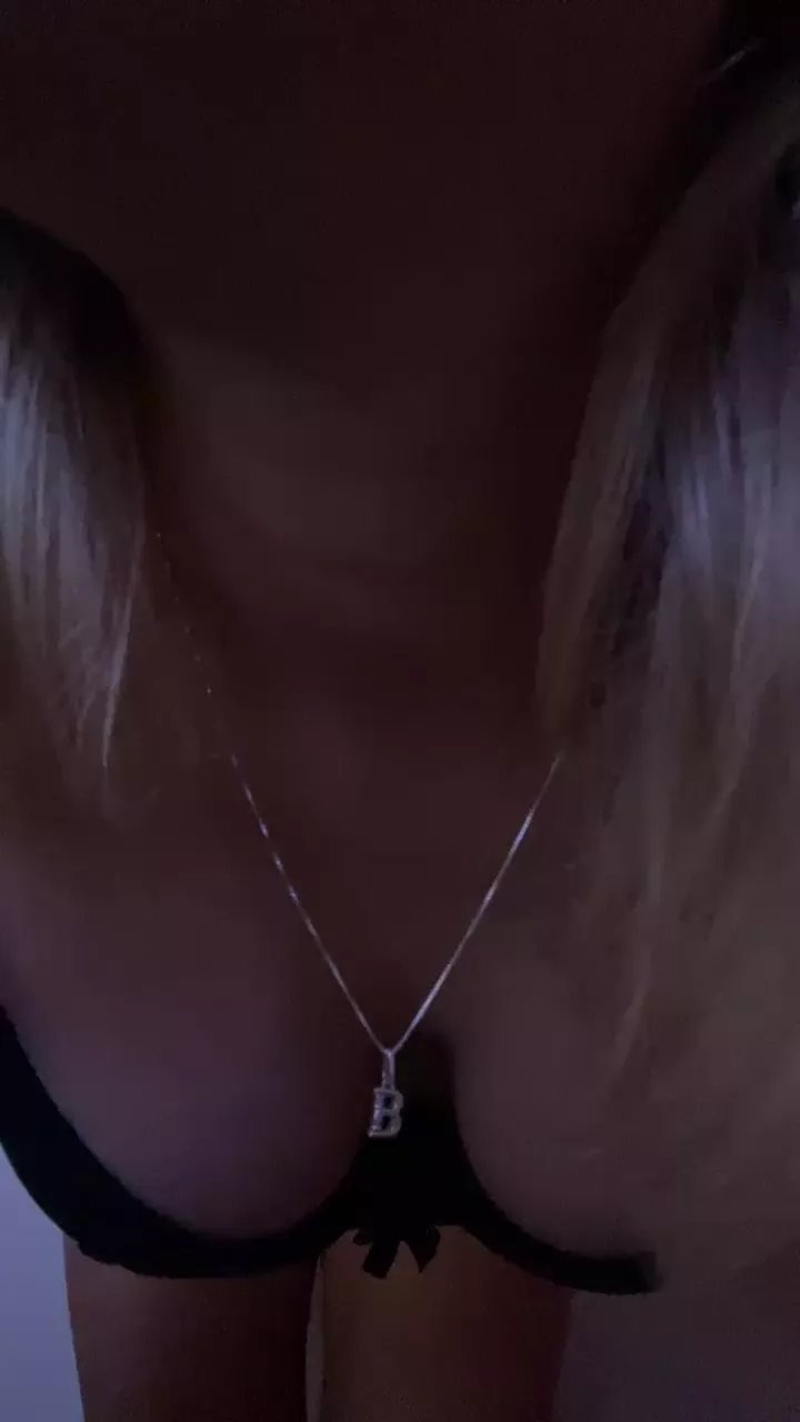 Offline Amoraadoce on Cam4