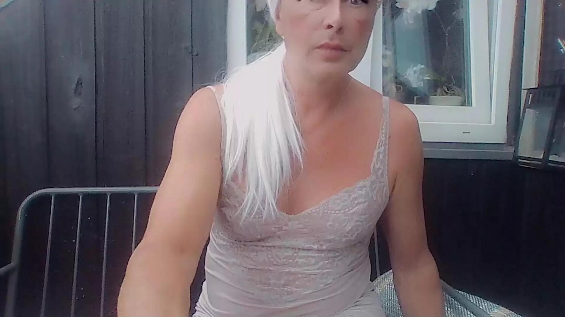 Anazone1 on Cam4 