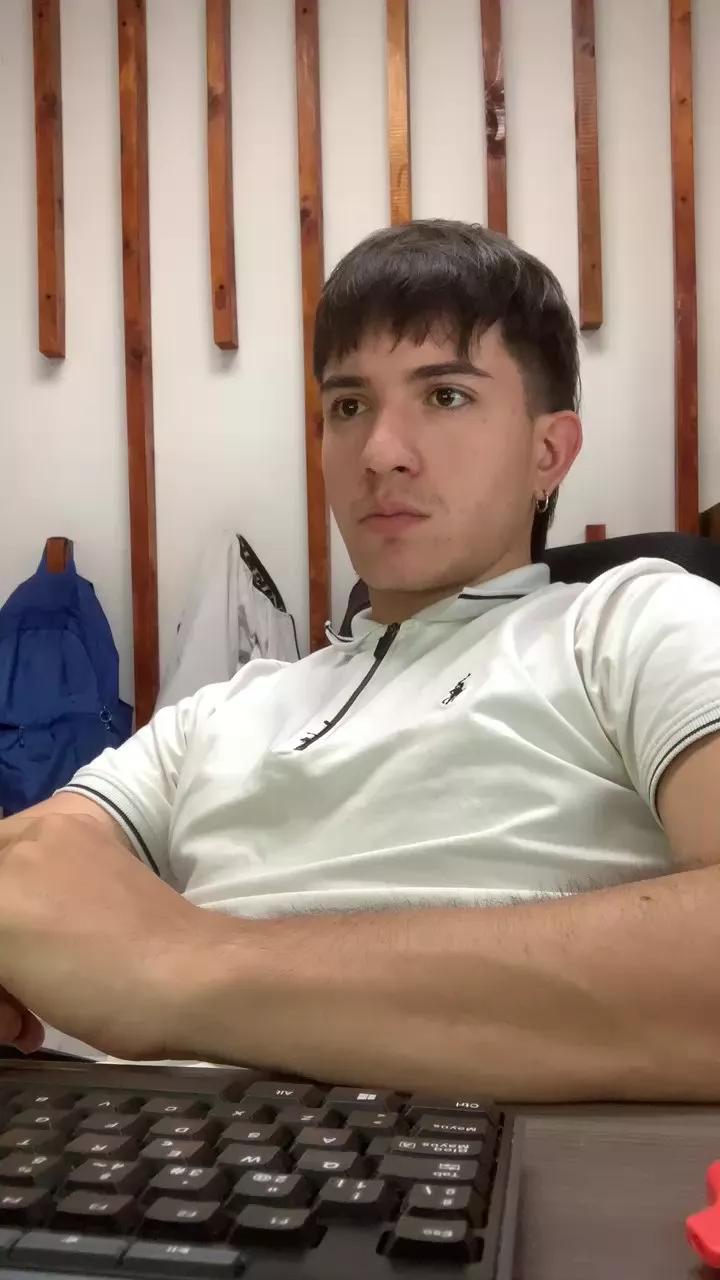 Bayron_77 on Cam4 