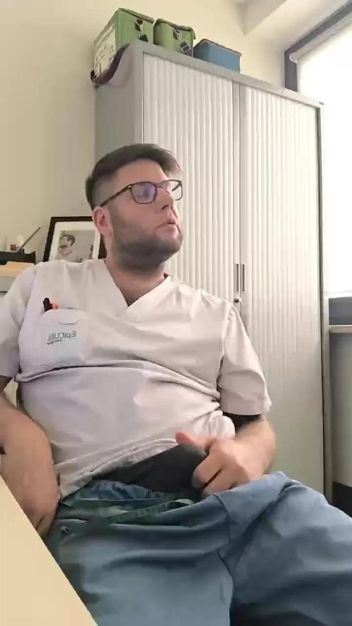 Bearhot02 on Cam4 