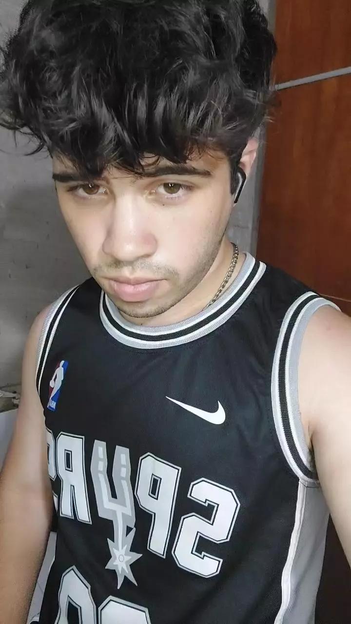 BigDick21cmPezL on Cam4 