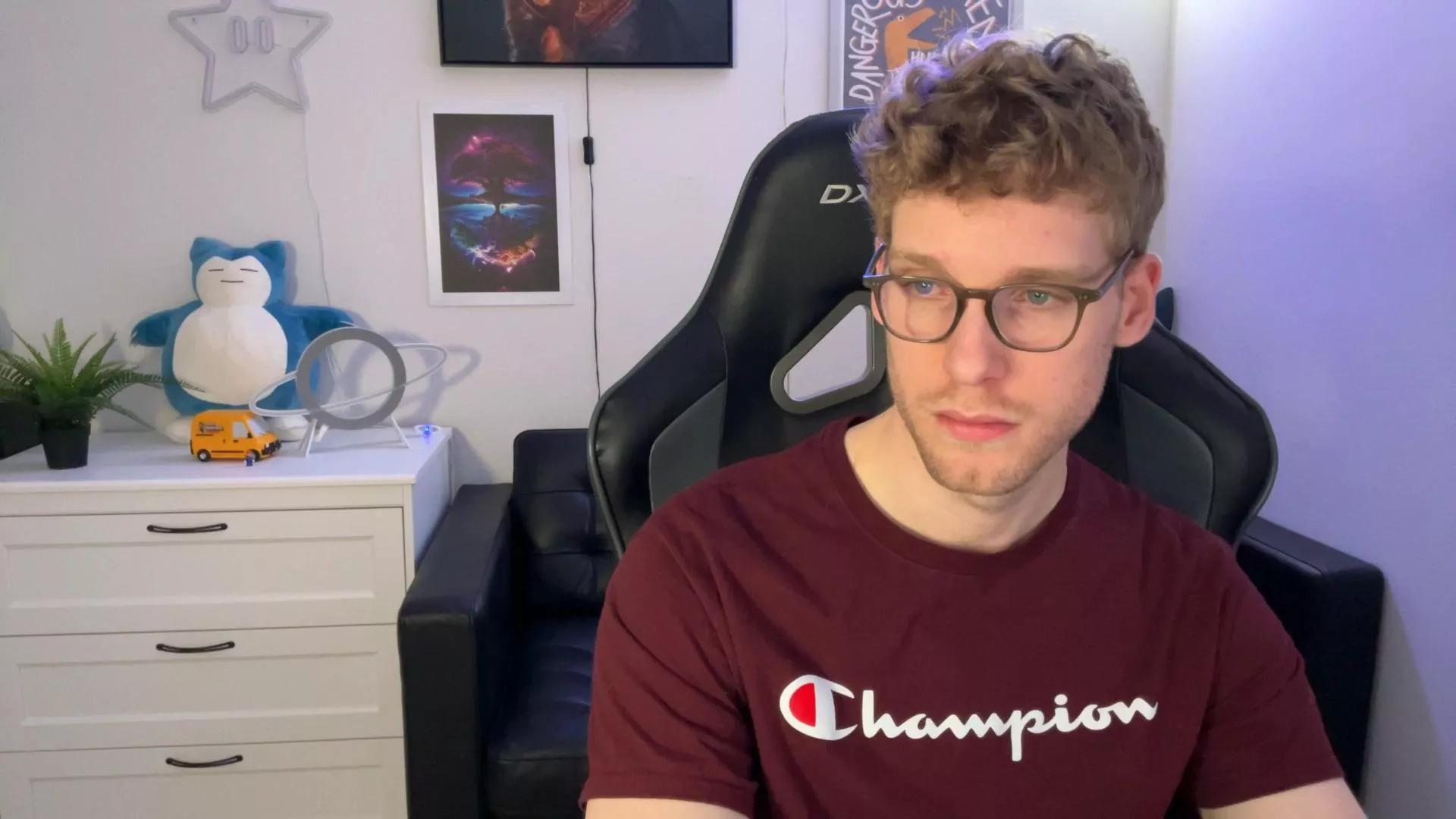 BlueEyedTallGuy on Cam4 