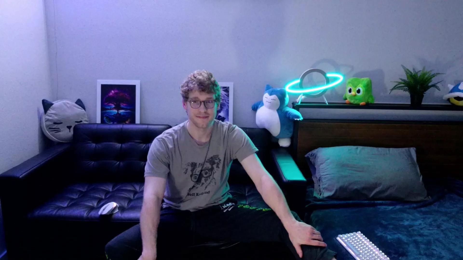 BlueEyedTallGuy on Cam4 