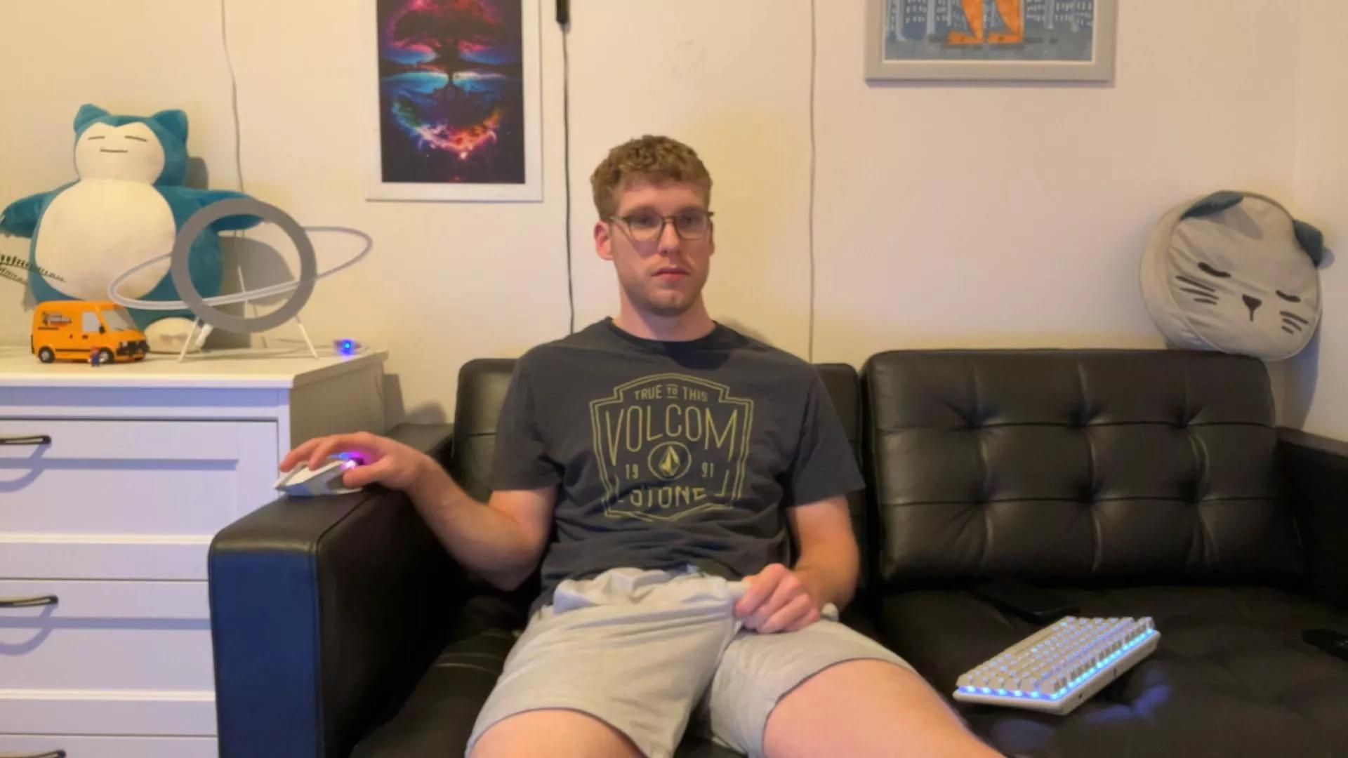BlueEyedTallGuy on Cam4 