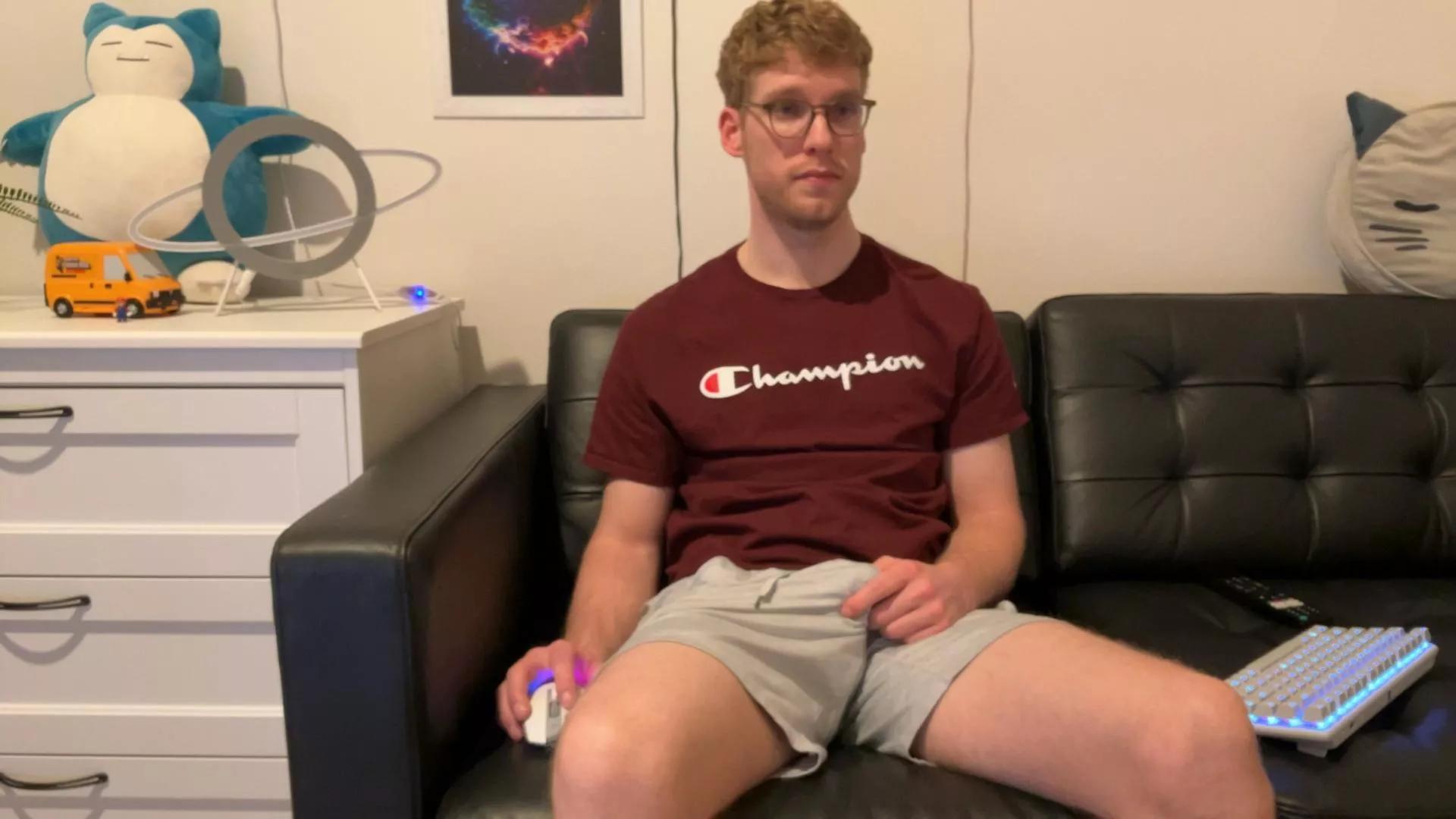 BlueEyedTallGuy on Cam4 