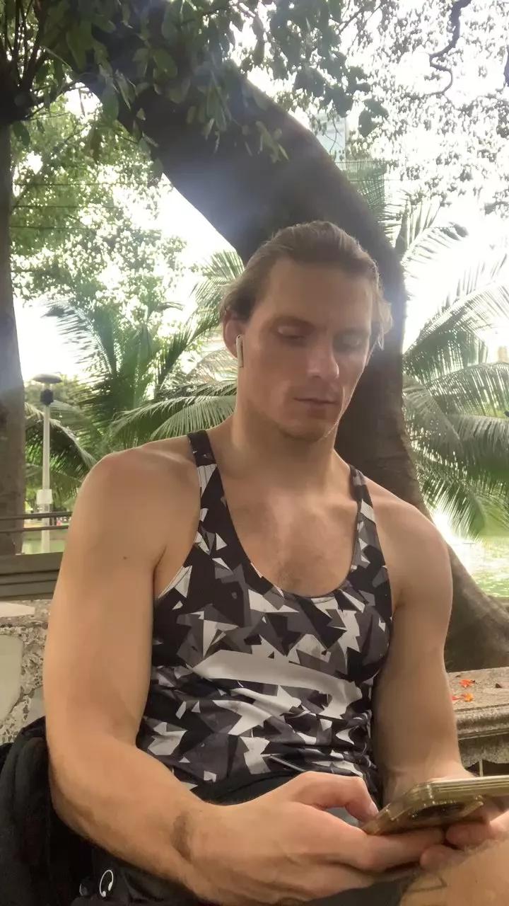blueyedmonster on Cam4 
