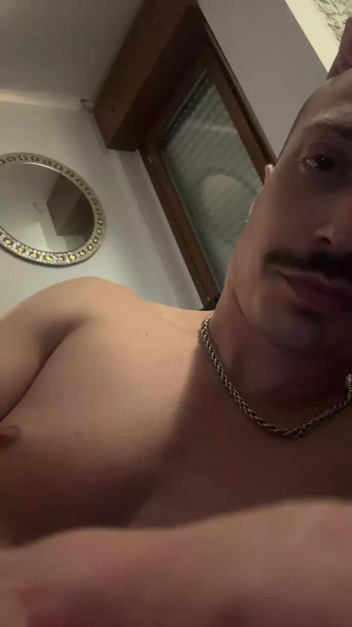 Bottomslut899 on Cam4 