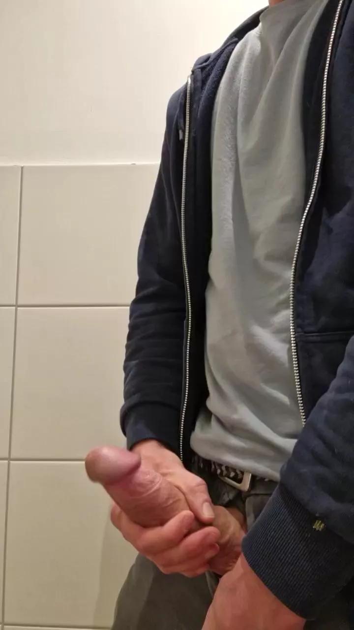 Cumhardboy03 on Cam4 
