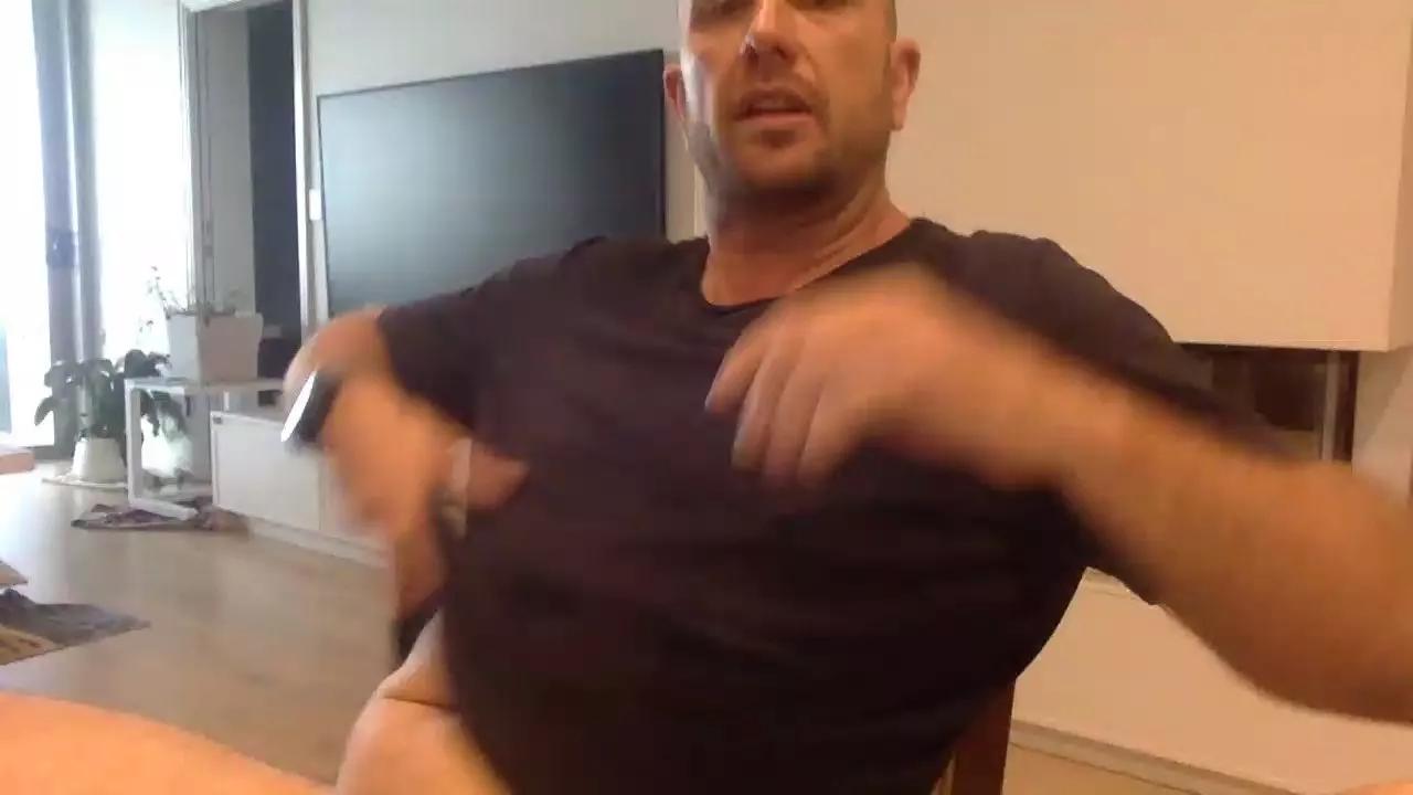 Dartanian001 on Cam4 