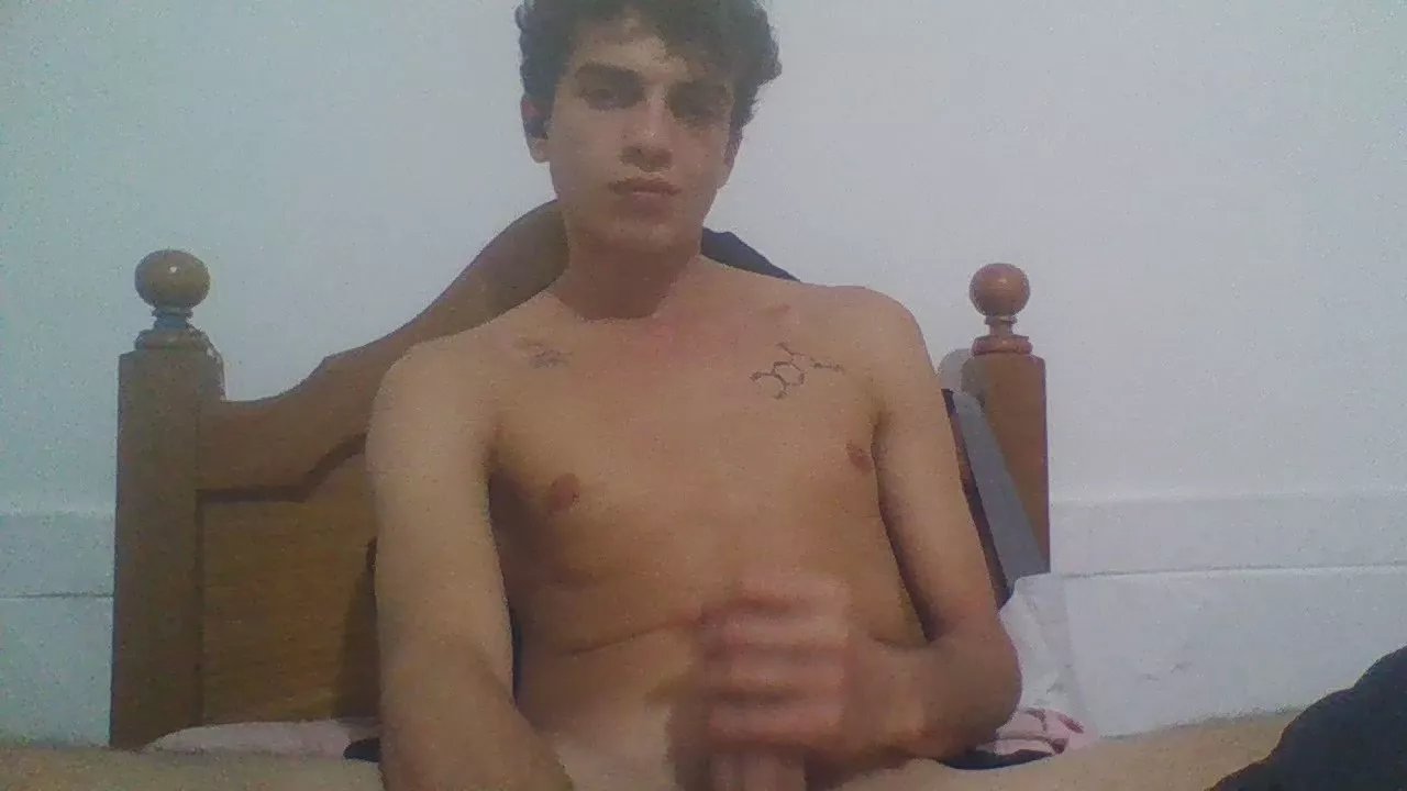 Offline Elneneuru on Cam4