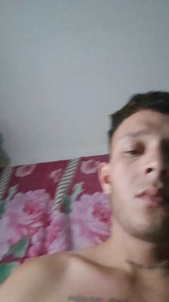 Offline Emaa21c on Cam4