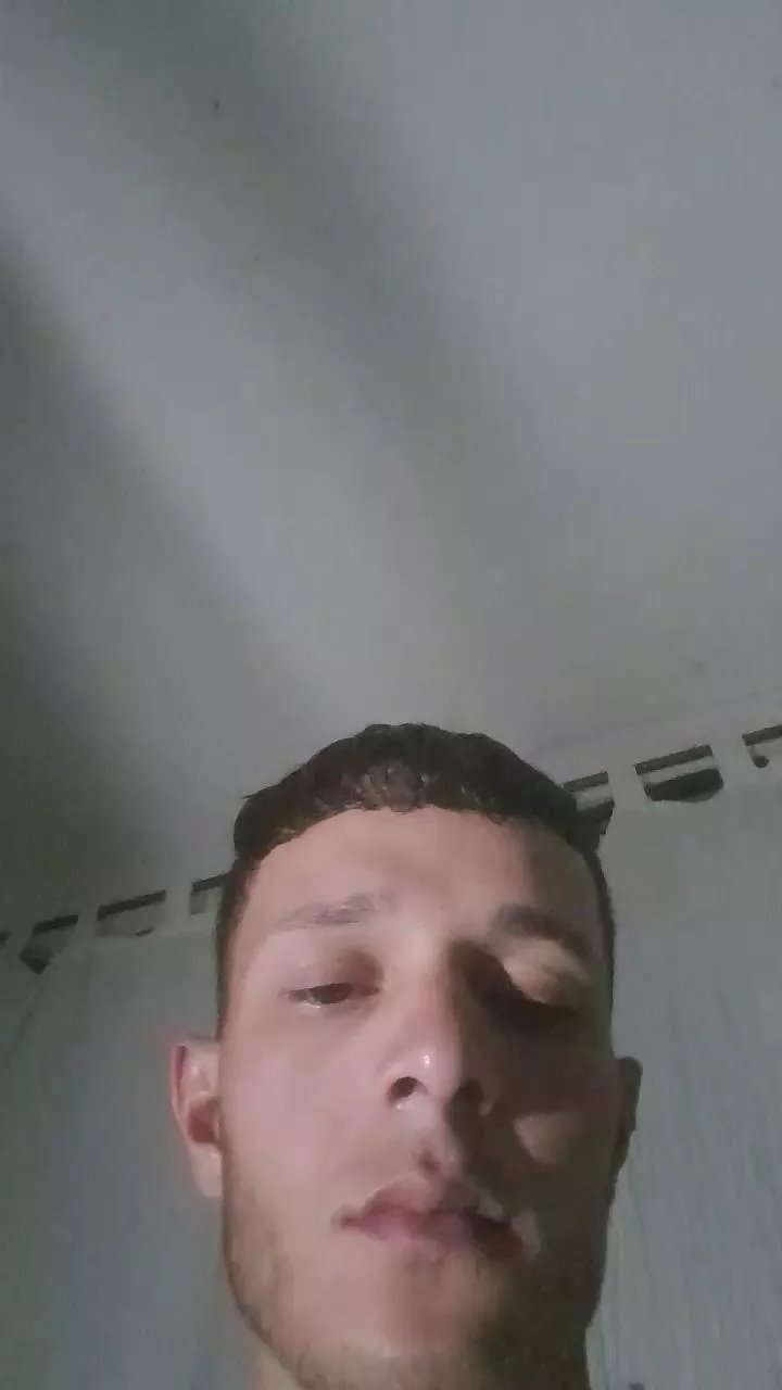 Offline Emaa21c on Cam4