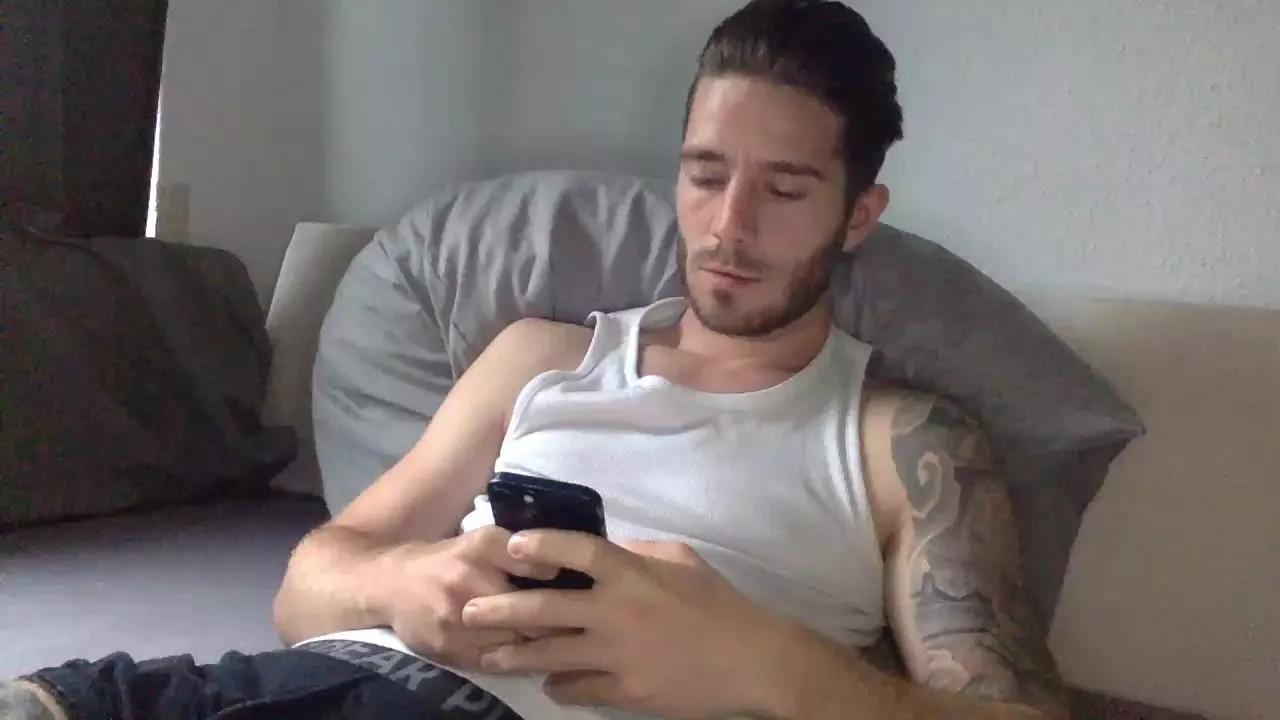 GuyFromNextDoor on Cam4 