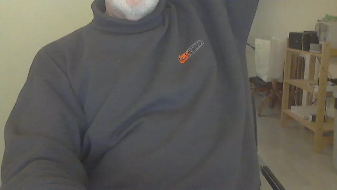 hairybull on Cam4 