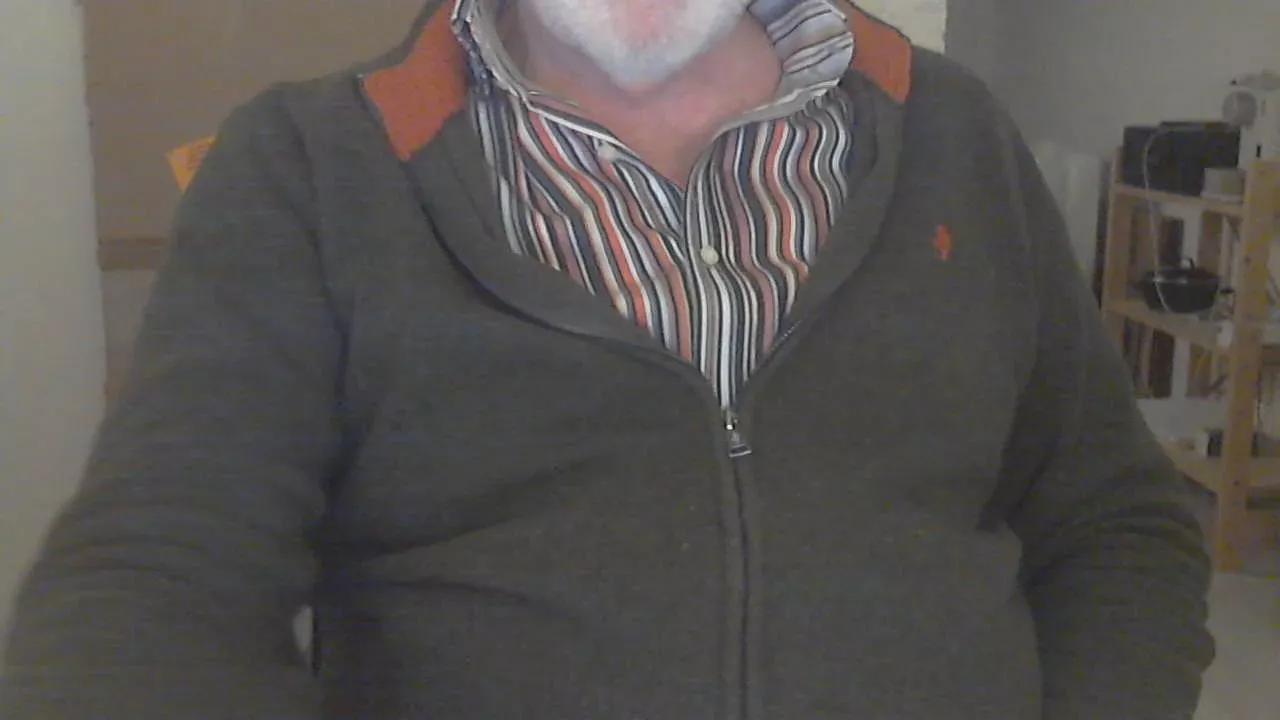 hairybull on Cam4 