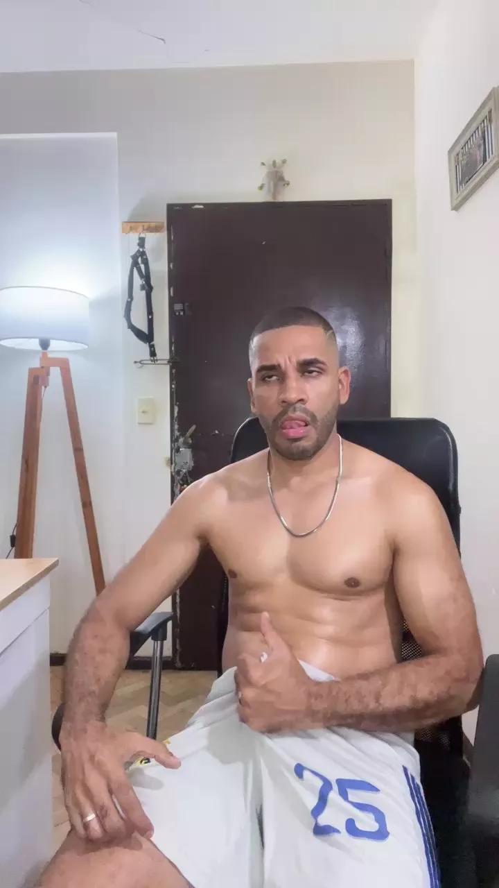 Hotttmateo on Cam4 