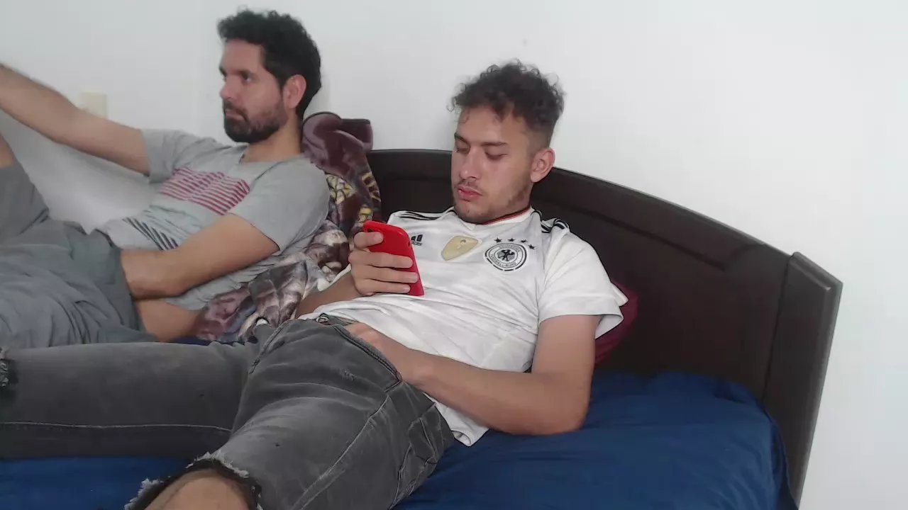 Offline jorgeeeeeeeeee on Cam4