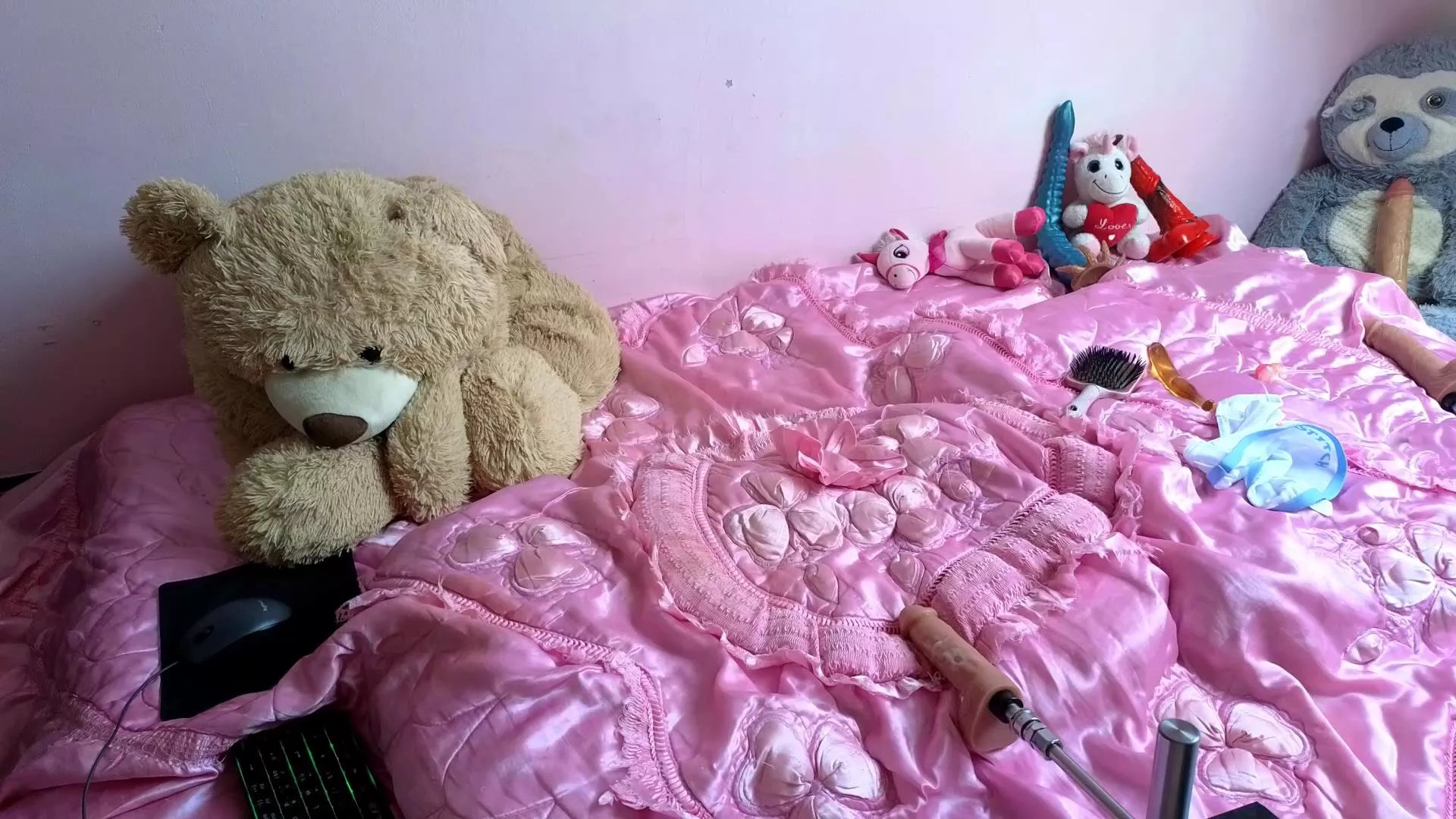 Offline julia14000 on Cam4