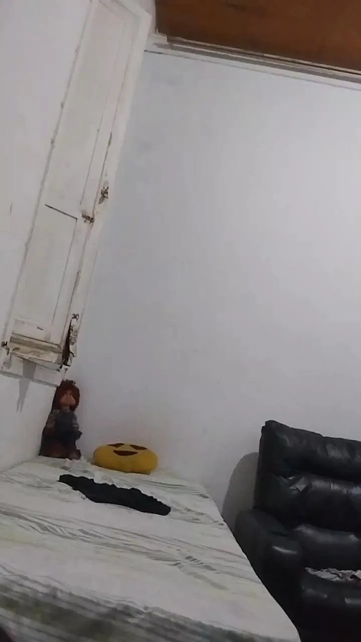 Offline Julioassis on Cam4