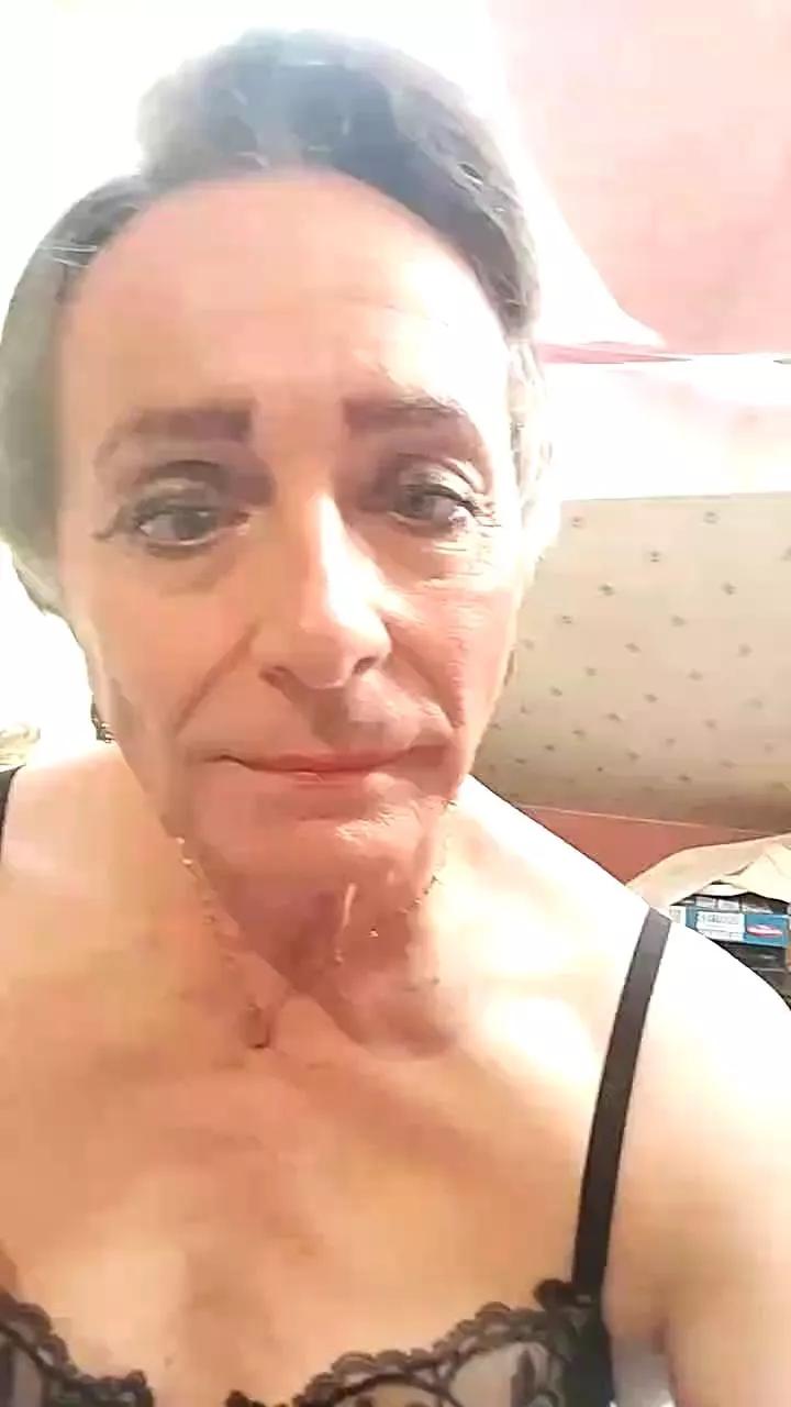 Keeviinhot on Cam4 