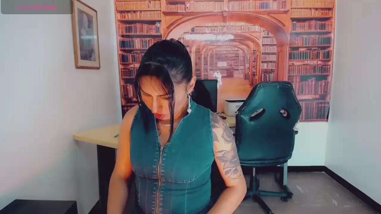 khiara_moretti on Cam4 