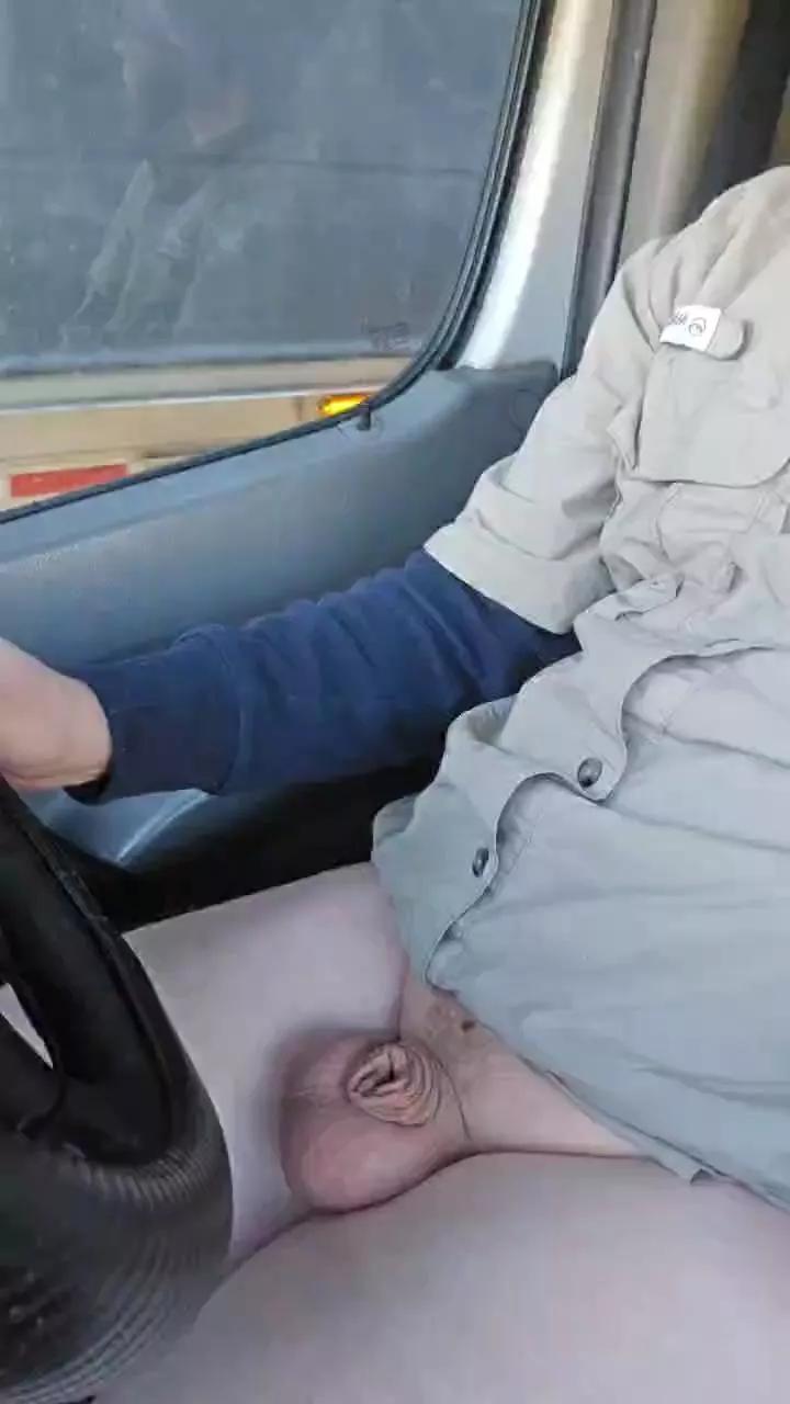 Kleindude on Cam4 