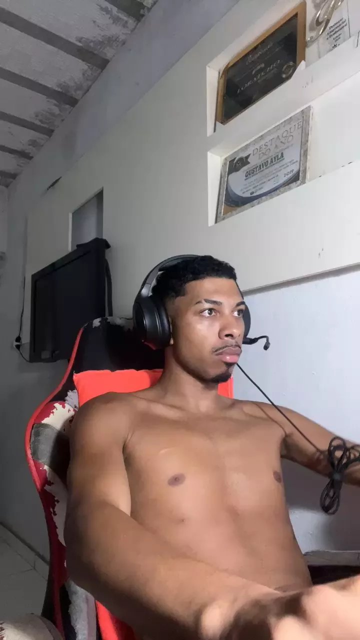 Offline LORATCHOZERA on Cam4