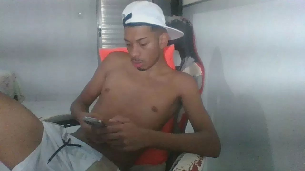 Offline LORATCHOZERA on Cam4