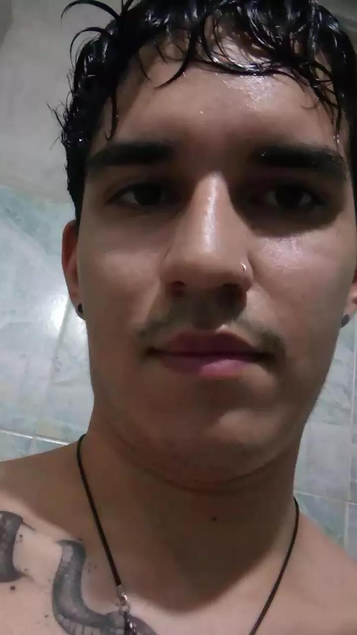 MrGuzz22 on Cam4 