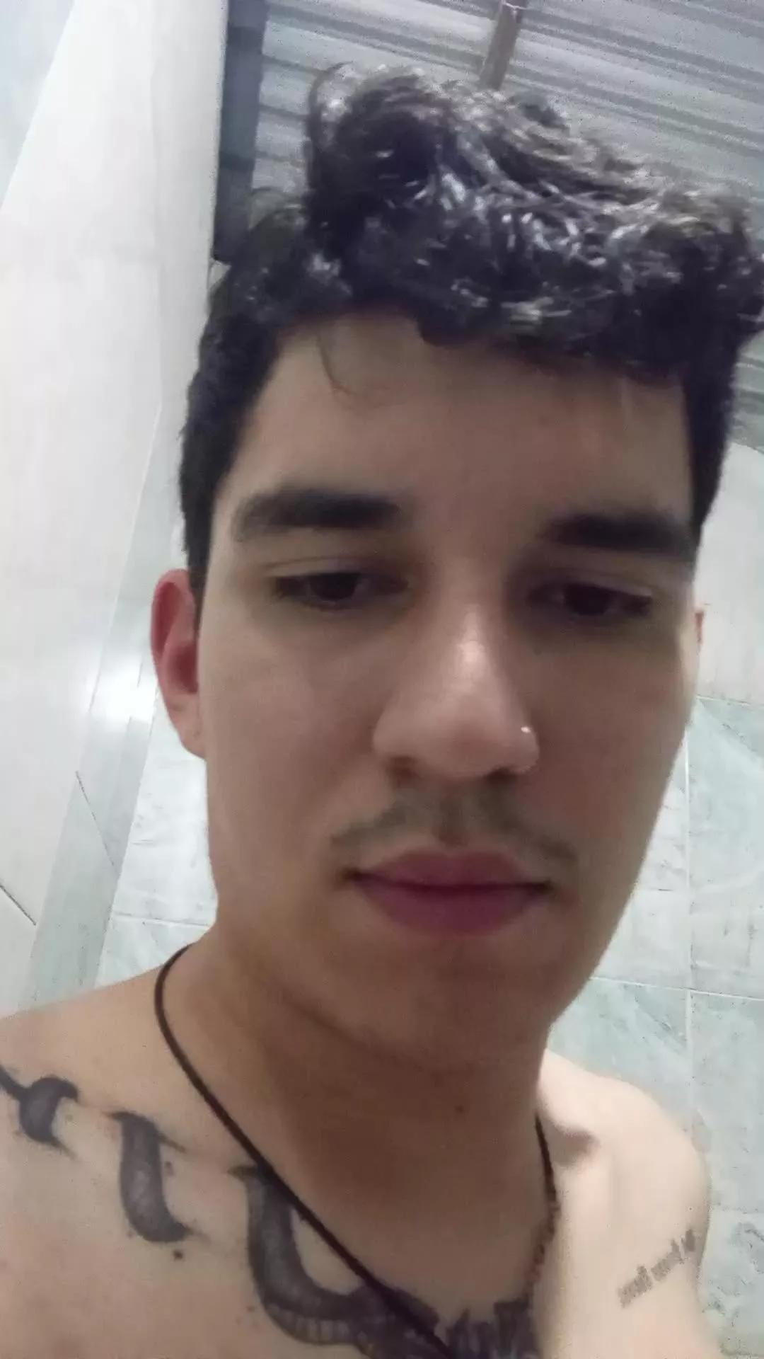MrGuzz22 on Cam4 