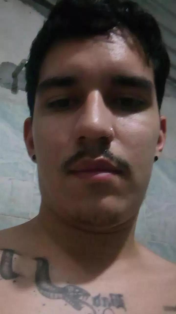 MrGuzz22 on Cam4 
