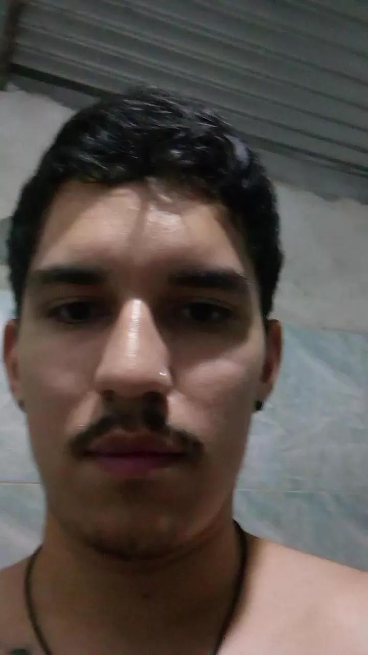 MrGuzz22 on Cam4 