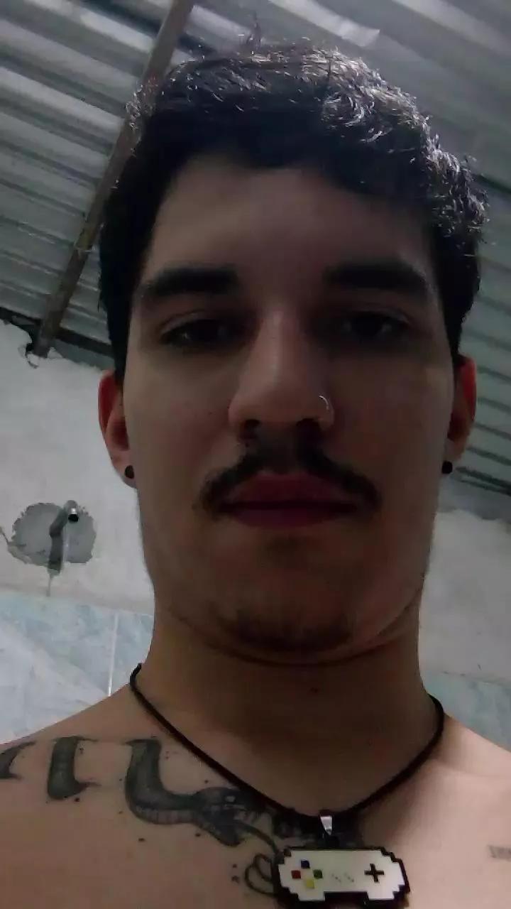 MrGuzz22 on Cam4 