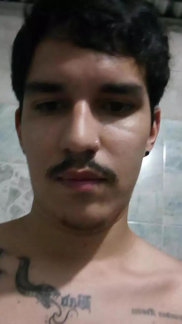 MrGuzz22 on Cam4 