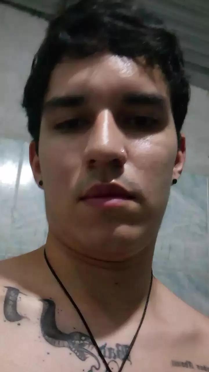 MrGuzz22 on Cam4 