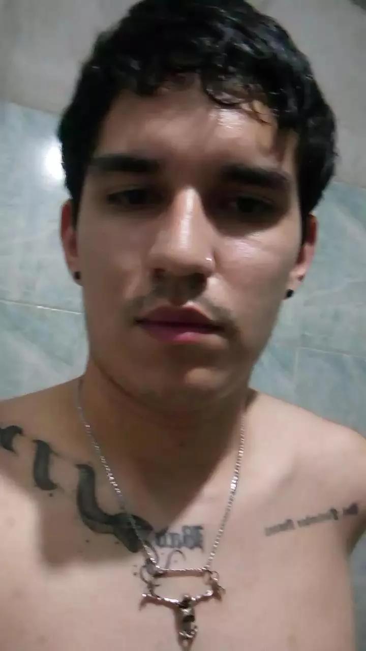 MrGuzz22 on Cam4 
