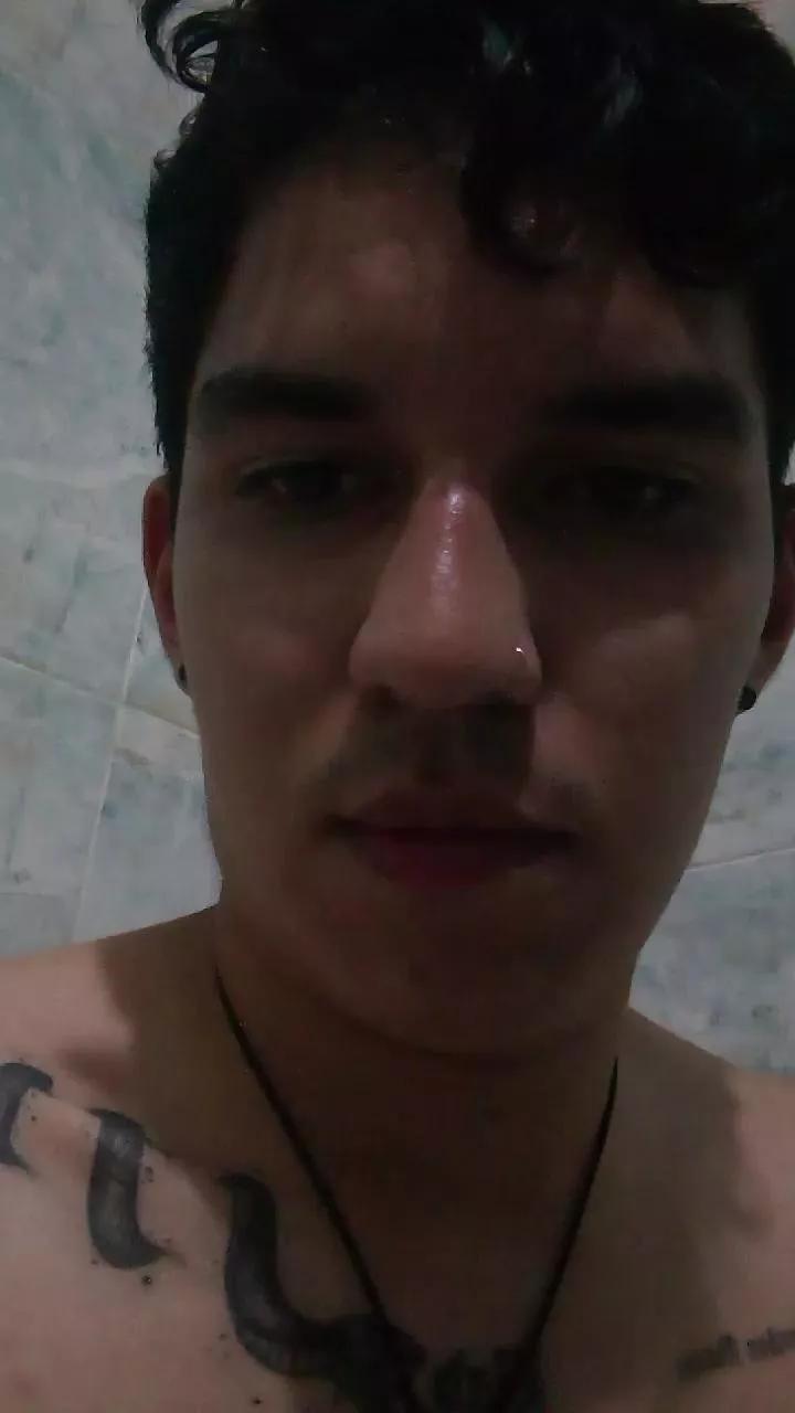 MrGuzz22 on Cam4 