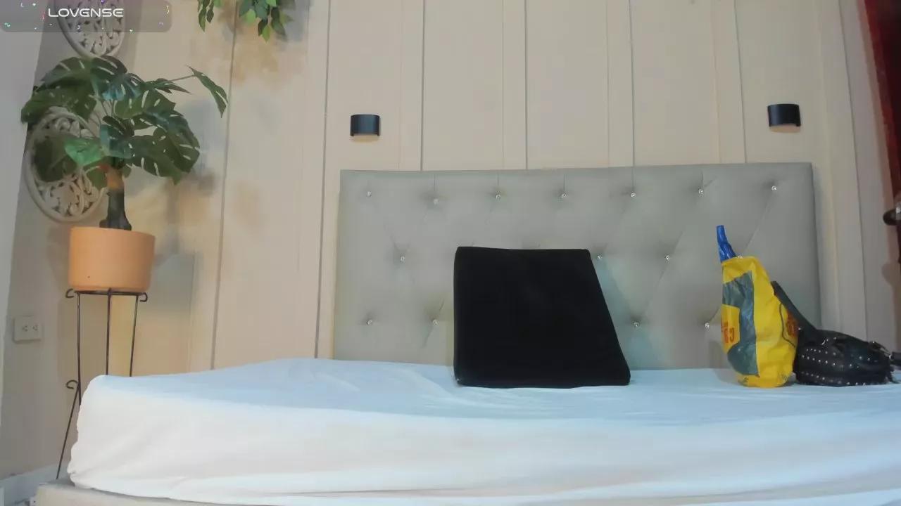 nicol_snow on Cam4 