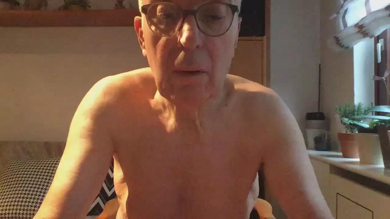nylonfan2 on Cam4 