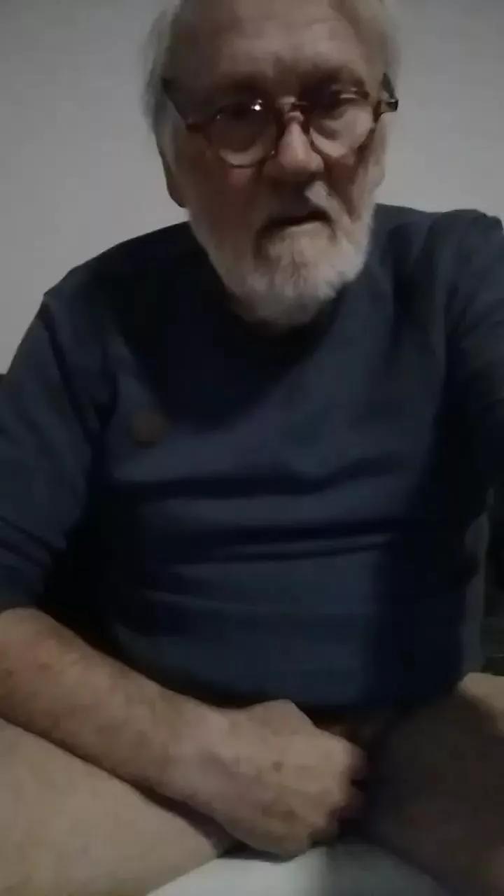 oldiefoyoun3 on Cam4 