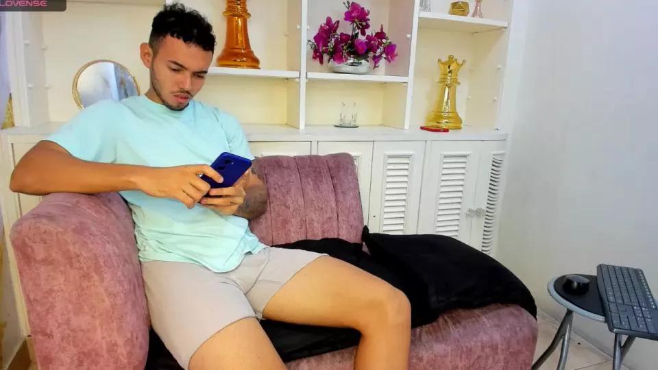 OversizedGuyss on Cam4 